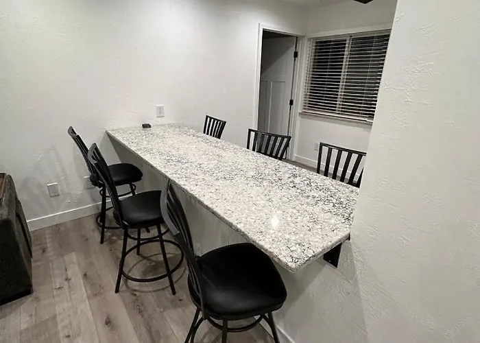 Apartment 2br Gem: Modern Comfort & Style