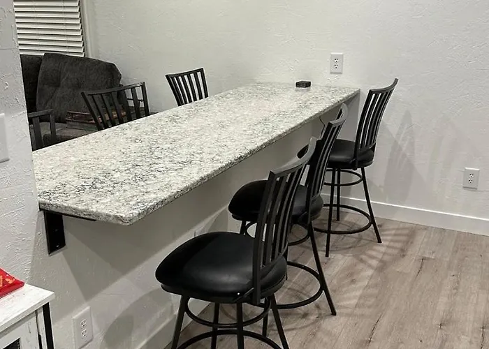 Apartment 2br Gem: Modern Comfort & Style Cheyenne