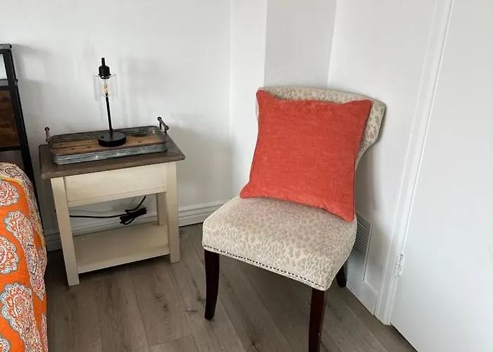 Apartment 2br Gem: Modern Comfort & Style